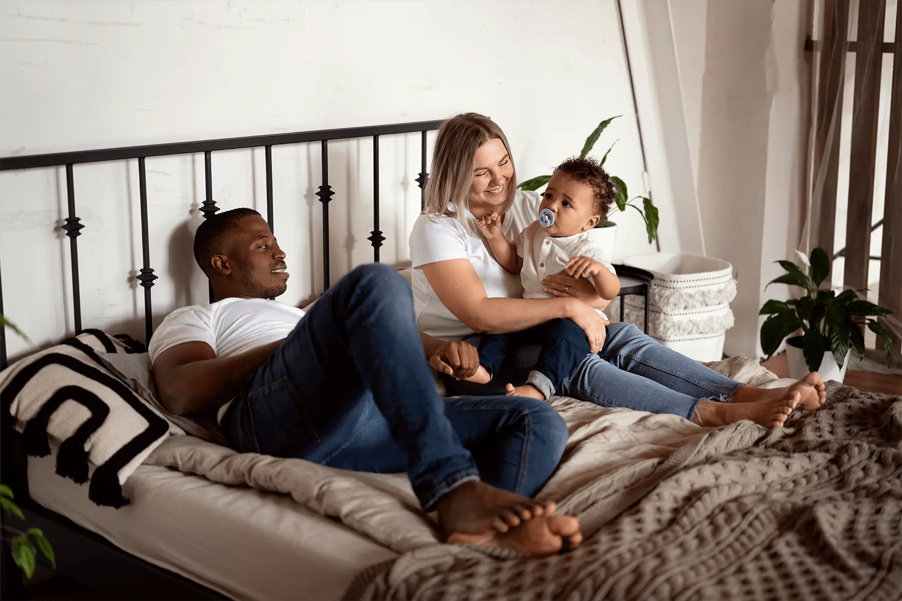 couple et leur enfant dans leur lit