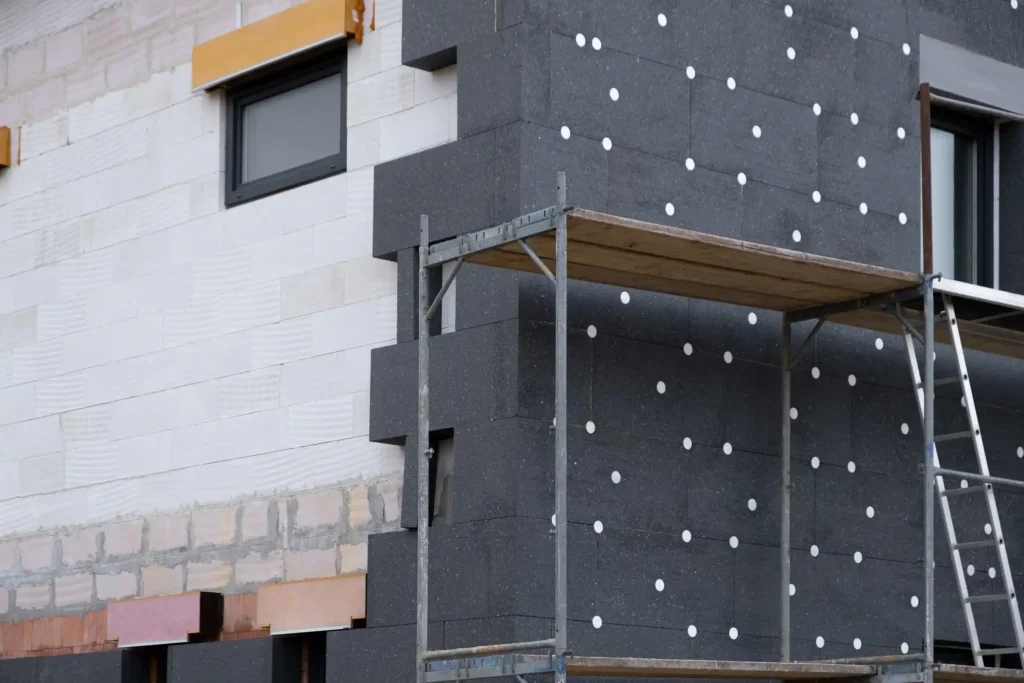 isolation des murs par l exterieur d'une maison, travaux en cours pose des plaques d'isolants