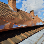 vue sur les panneaux solaires posées par omeo sur le toit d'une maison