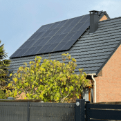 vue sur les panneaux solaires posées sur le toit d'une maison par omeo