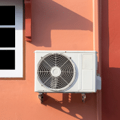 pompe a chaleur posé sur un mur