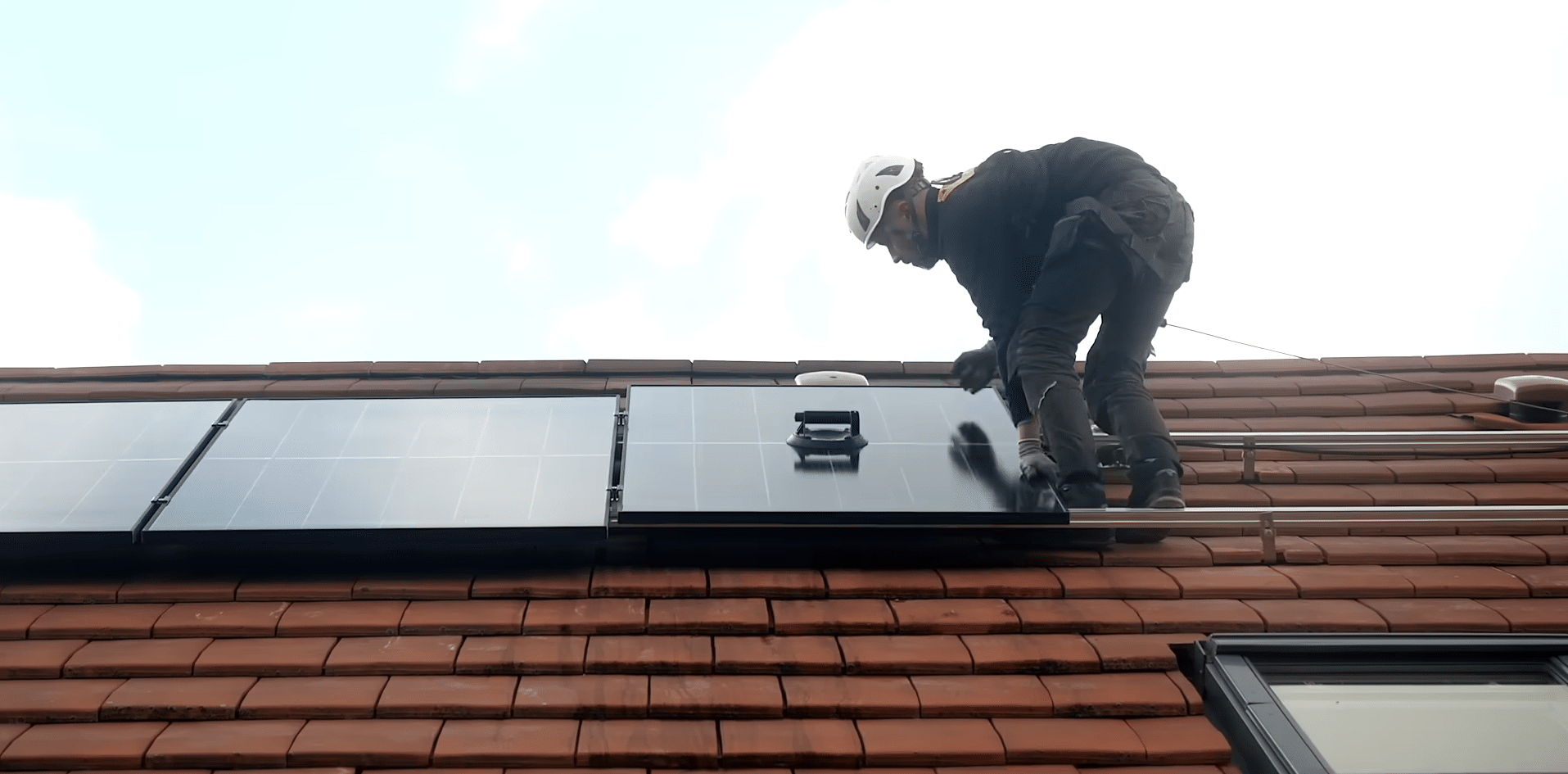 technicien omeo posant un panneau solaire