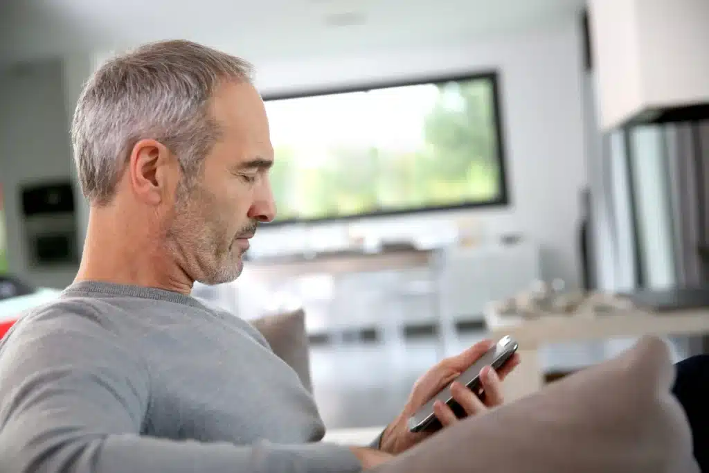 homme regarde son telephone