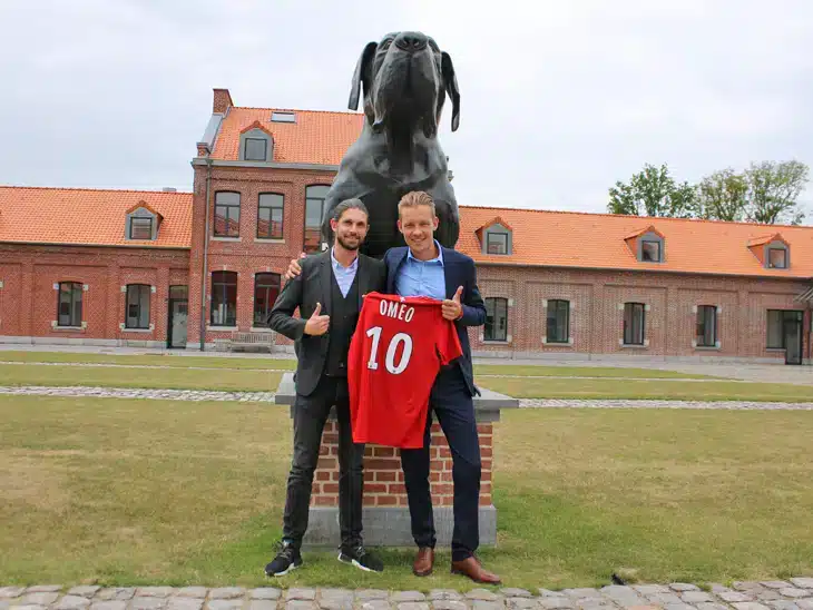 Jean-pierre et Laurent pose avec le maillot du LOSC